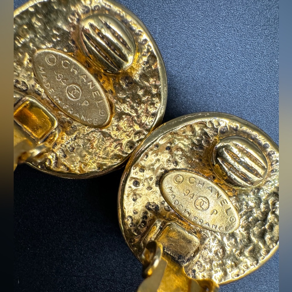 LOT 1260 24K gold plated Chanel hummered earrings - Picture 15 of 16